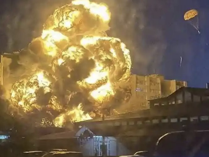 ВИДЕО: ОХУ-ын сөнөөгч онгоц орон сууцны байшин дээр унажээ