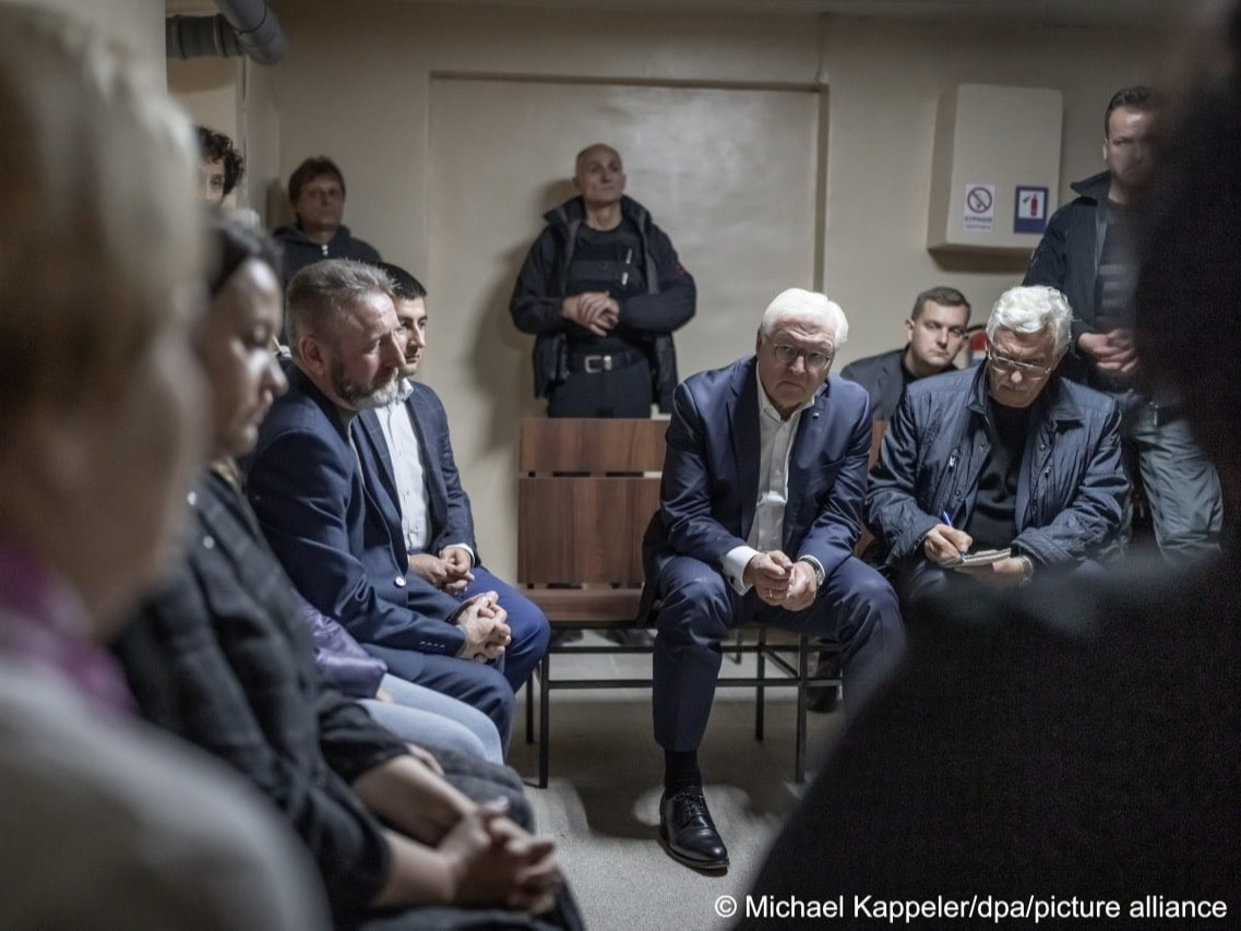 Германы ерөнхийлөгч Украинд айлчлах үеэрээ "хорогдох байр"-нд нуугдаж, хэсэг хугацааг өнгөрөөжээ