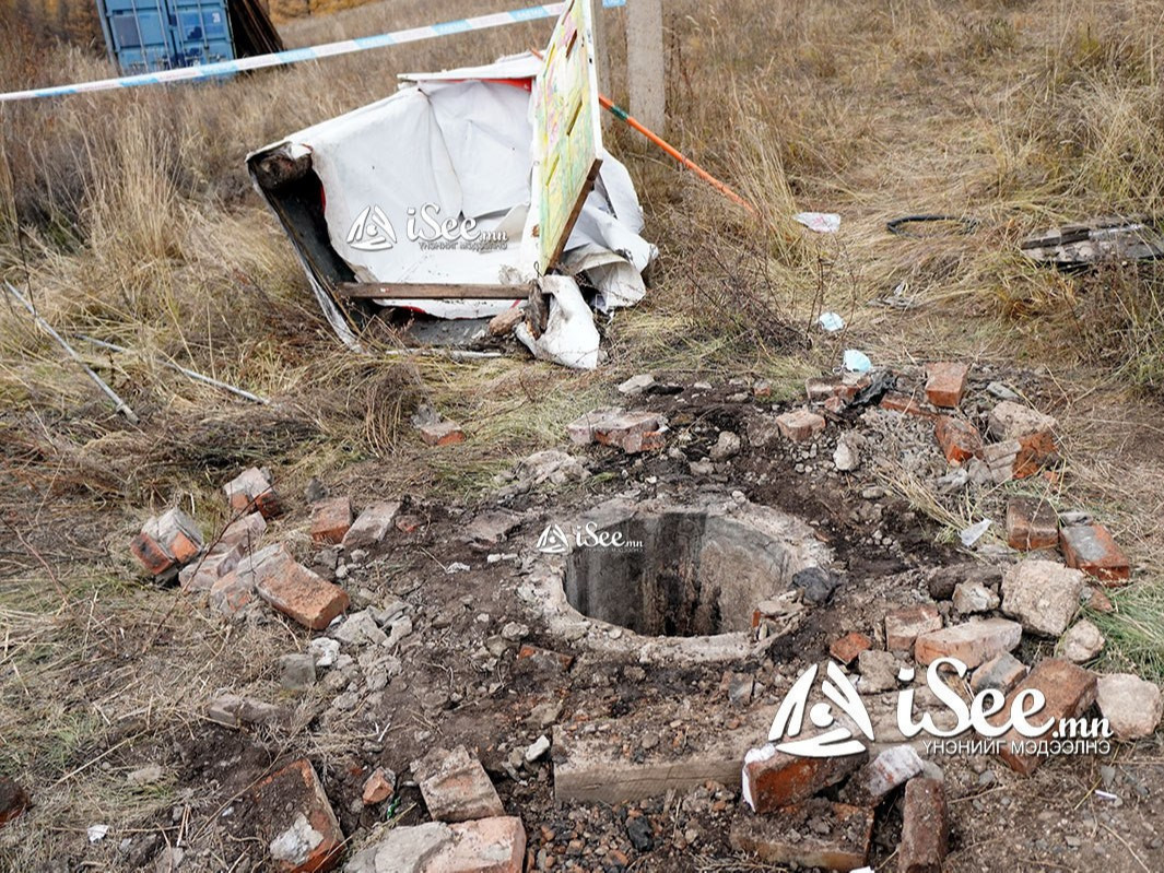 Согтууруулах ундаа хэрэглэсэн 46 настай эрэгтэй нүхэн жорлонд унасан байсныг аврах олс ашиглан эсэн мэнд гаргажээ