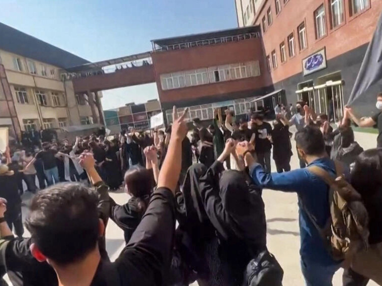 ВИДЕО: Нүүрээ далдлах “хижаб" өмсөөгүй тул амиа алдсан эмэгтэйн хэлмэгдүүлэлтийг эсэргүүцсэн иргэдийн жагсаал Иранд үргэлжилж байна