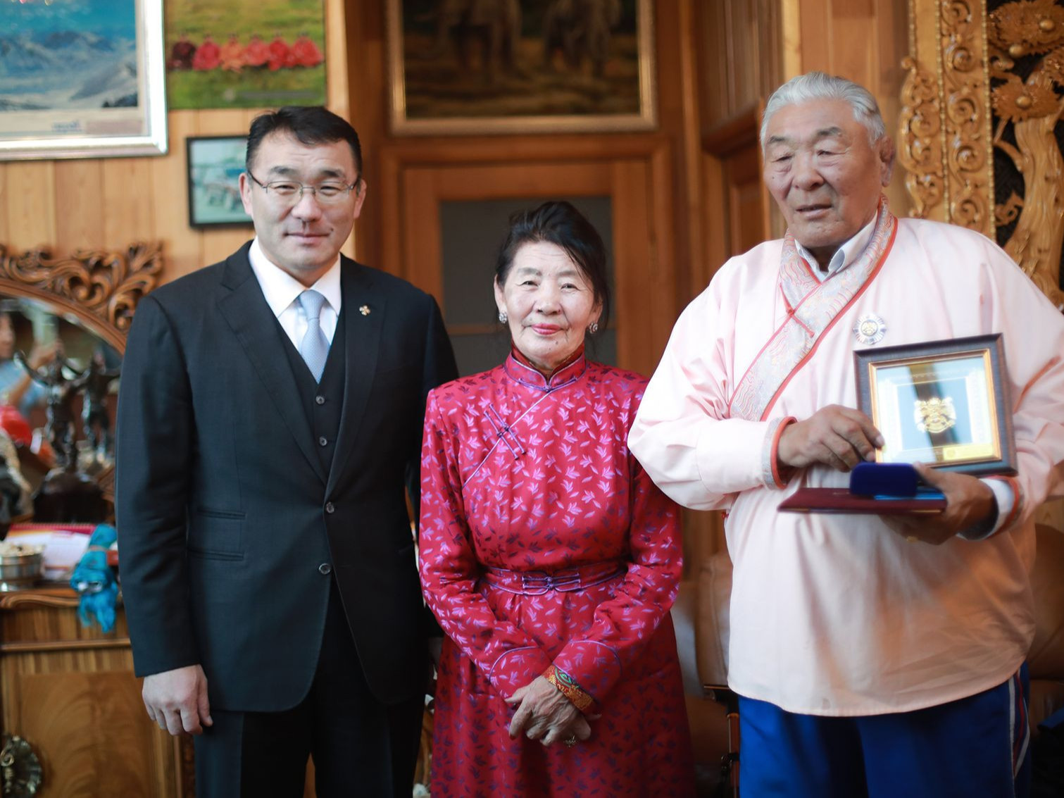 Монгол Улсын Хөдөлмөрийн баатар Х.Баянмөнх аваргыг “Нийслэл хотын Хүндэт иргэн”-ээр өргөмжилжээ