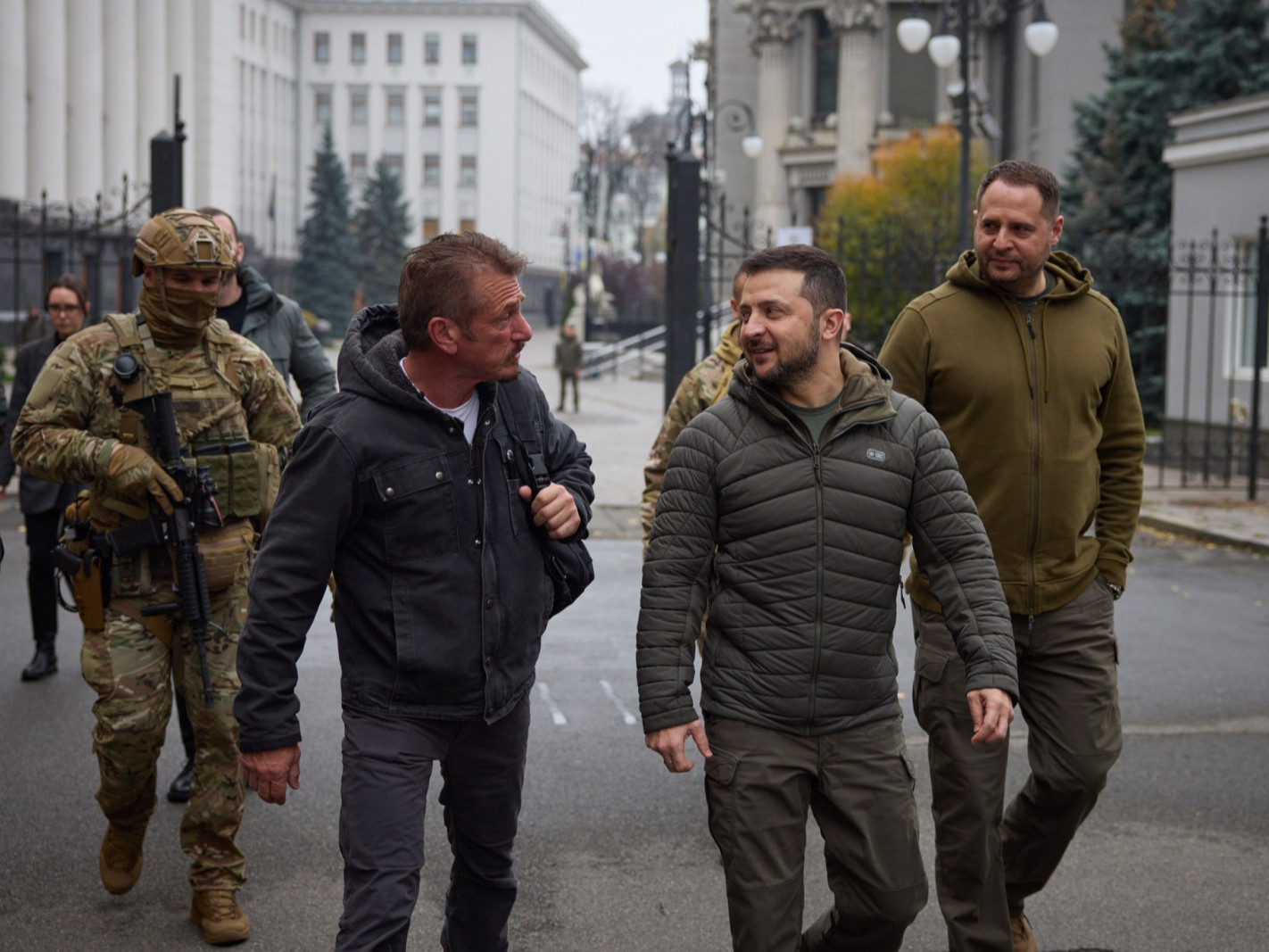 ВИДЕО: Жүжигчин Шон Пенн ялалтын бэлгэ тэмдэг болгон Зеленскийд "Оскар"-ын шагналаа гардуулжээ