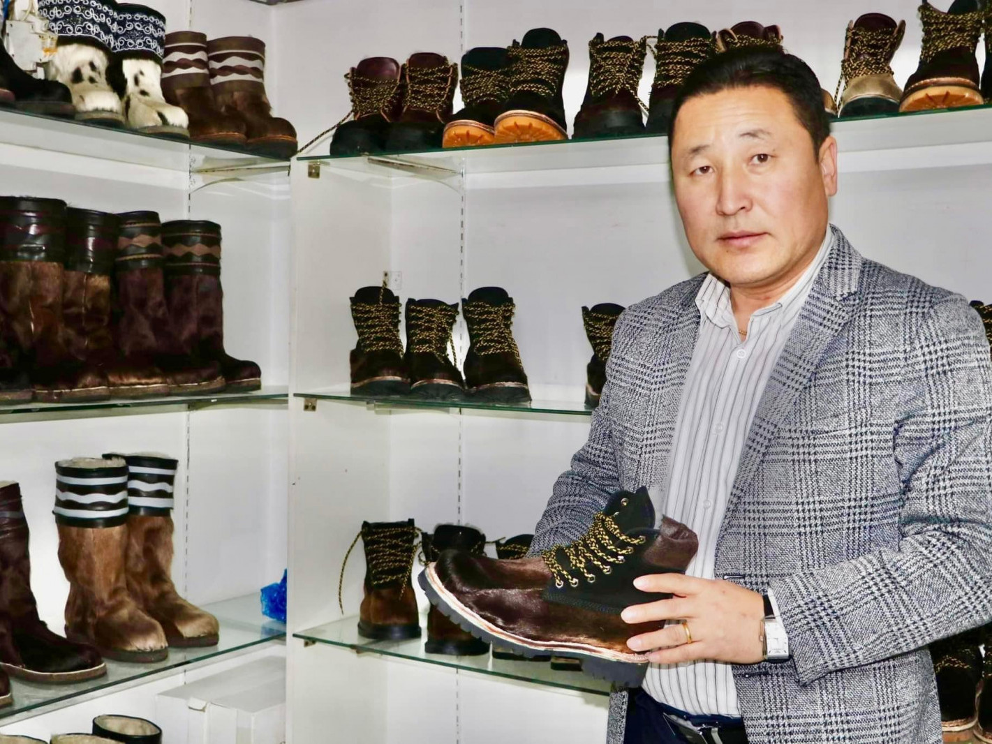 ФОТО: Сүхбаатар сумын “Сэлэнгэ гутал” hand made годон гутлын үйлдвэр Timberland загвараар гутал урлажээ
