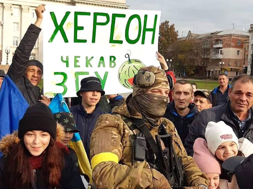 ВИДЕО: Оросын цэрэг Херсоноос гарсны дараа хотын иргэд төв талбайдаа Украины цэргийг баяр ёслолын байдлаар хүлээн авлаа