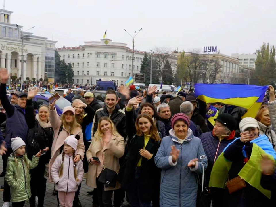 ВИДЕО: Херсон хотын иргэд "оросын цэргээс чөлөөлөгдсөн" баяраа тэмдэглэж, төв талбайдаа цугларчээ