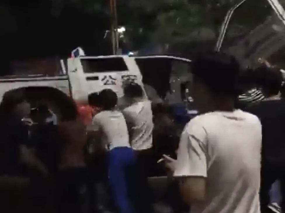 ВИДЕО: Тусламж авч чадалгүй амиа алдсан жирэмсэн эмэгтэйн үхэлд гашуудсан иргэд “Тэг ковид” бодлогын эсрэг жагсаж эхэлжээ