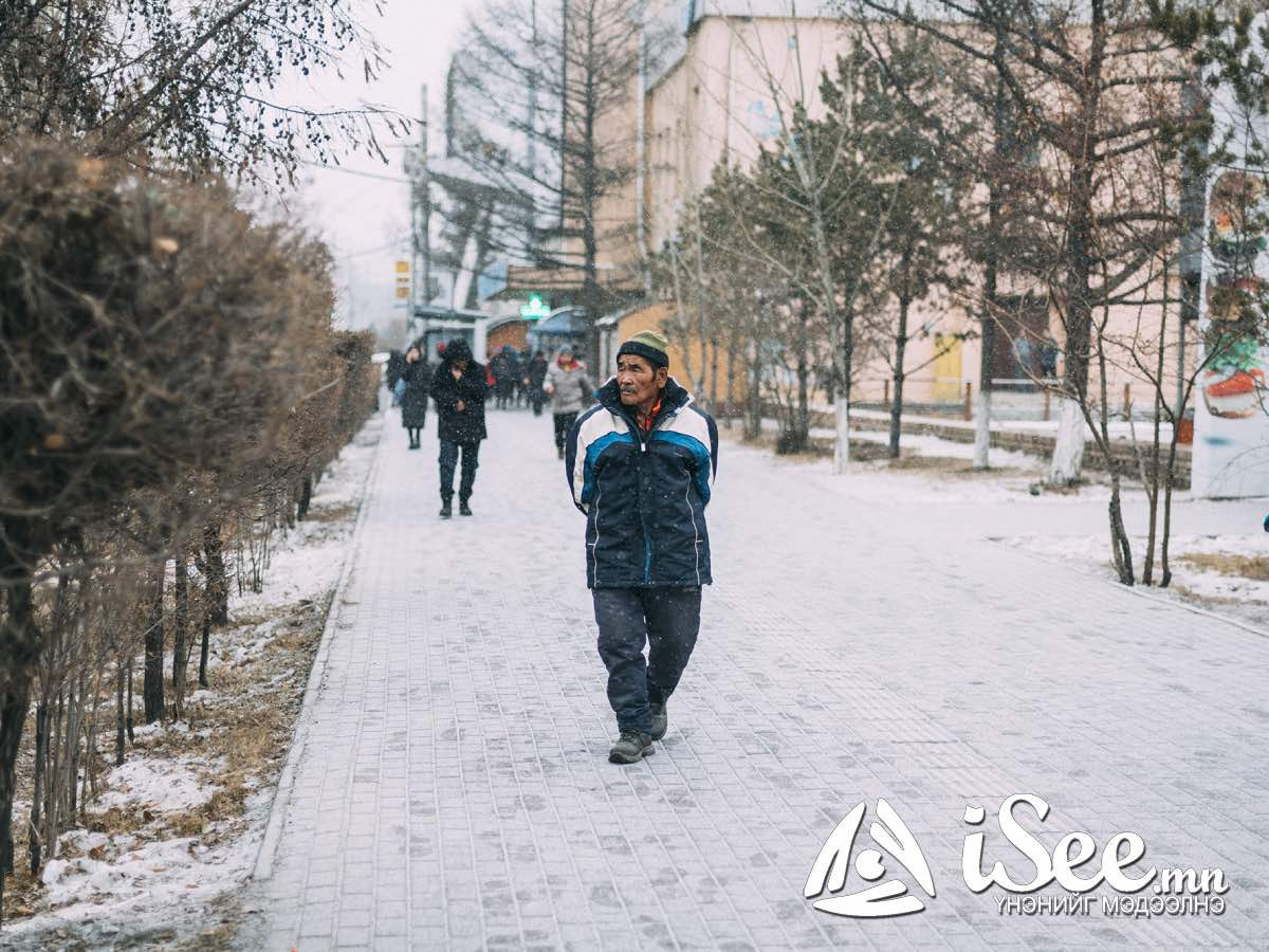 ФОТО: Улаанбаатар хотод цас орж, зөөлөн цасан шуурга шуурч байна