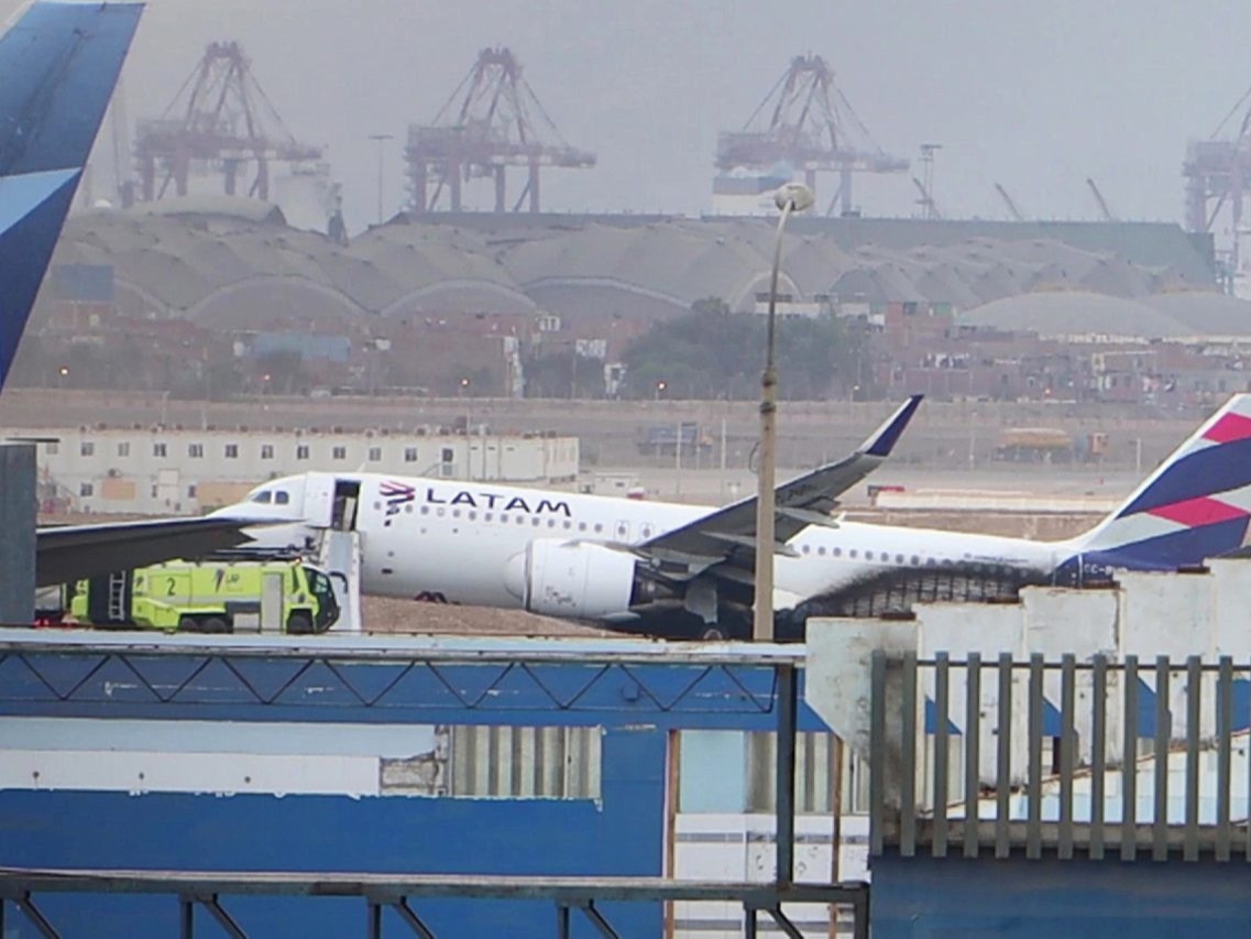 ВИДЕО: Перу улсын нисэх буудлаас хөөрөх гэж байсан A320 онгоц галын машинтай мөргөлдөж, сүйрчээ