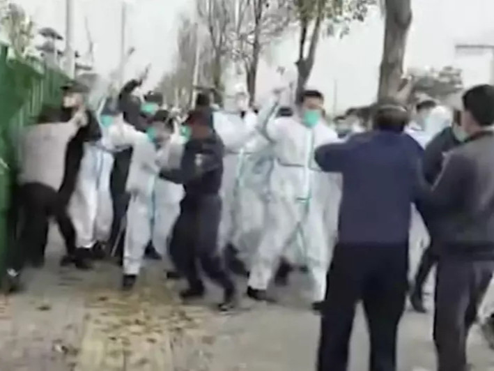 ВИДЕО: Хятадын “Foxconn” үйлдвэрийн ажилчдын жагсаалыг зогсоохоор цагдаа нар хүч хэрэглэн дайрч эхэлжээ