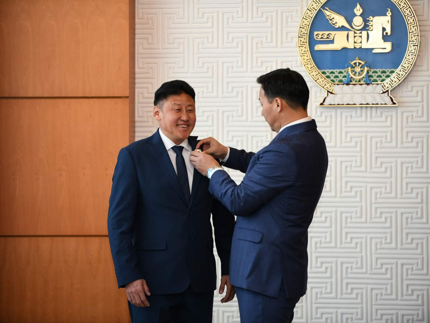 Спортын сэтгүүлч Д.Батжаргалыг хөдөлмөрийн гавьяаны улаан тугийн одонгоор шагнажээ