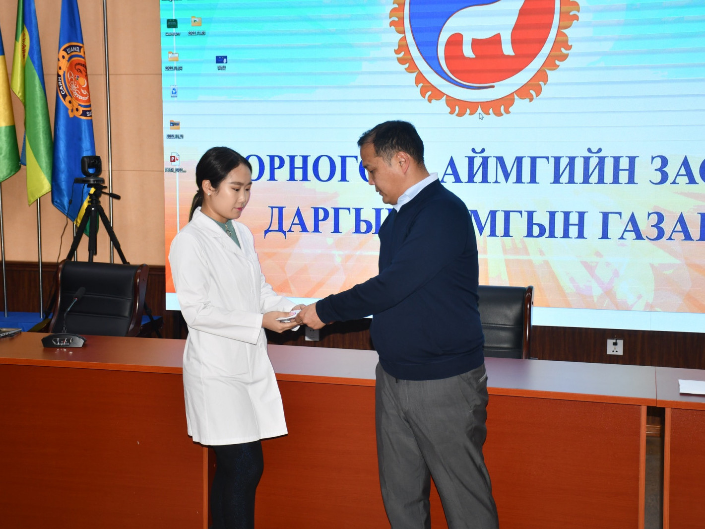Орон нутагт нэн шаардлагатай мэргэжлээр суралцаж буй оюутнуудын сургалтын төлбөрийг аймгаас нь олгожээ