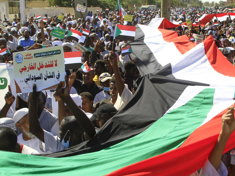 Суданд НҮБ-ын энхийг сахиулагчдыг эсэргүүцэж жагсжээ