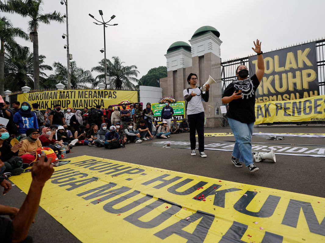 "Гэр бүлээс гадуурх харилцаа үүсгэсэн" иргэдээ нэг жил хорьдог болох хуулийг Индонезийн парламент баталжээ