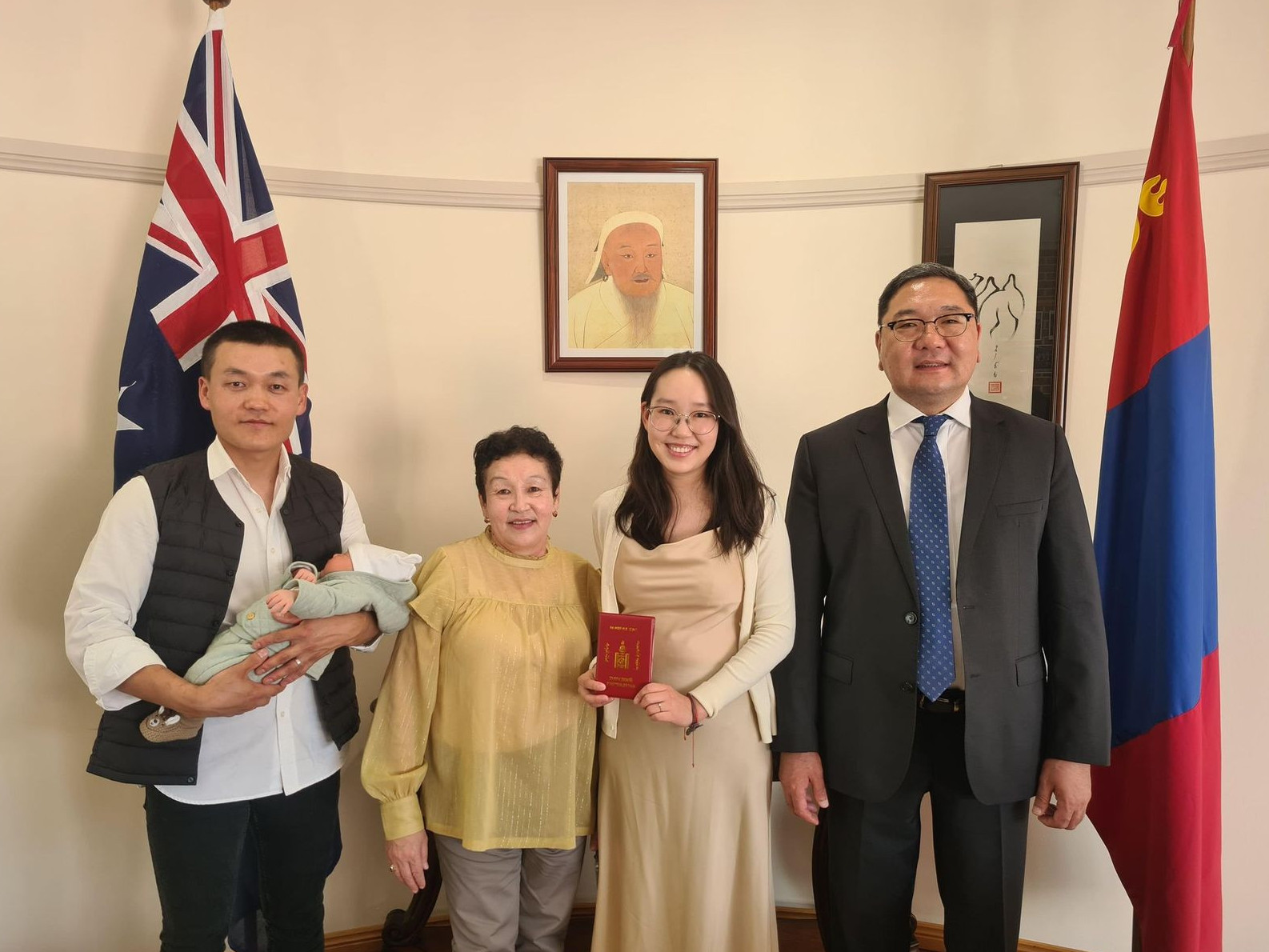Дэлхийн хүн ам найман тэрбум болсон өдөр Австралид мэндэлсэн Монгол хүү төрсний гэрчилгээгээ авчээ