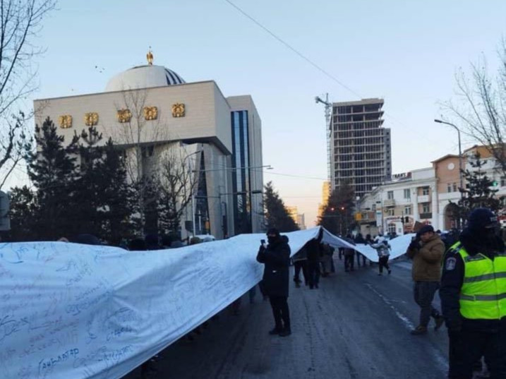 ВИДЕО: "Урт даавуу"-г No war хөдөлгөөний н.Чинбат нар Сүхбаатарын талбайд оруулж иржээ