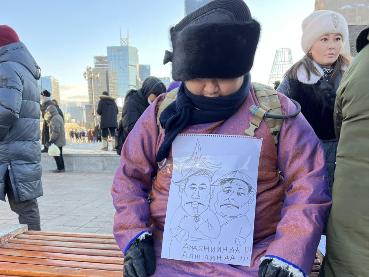 ВИДЕО: IZ буюу Г.Ирээдүй жагсагчидтай нэгдэж Төв талбайд өлсгөлөн зарлаж эхэлжээ