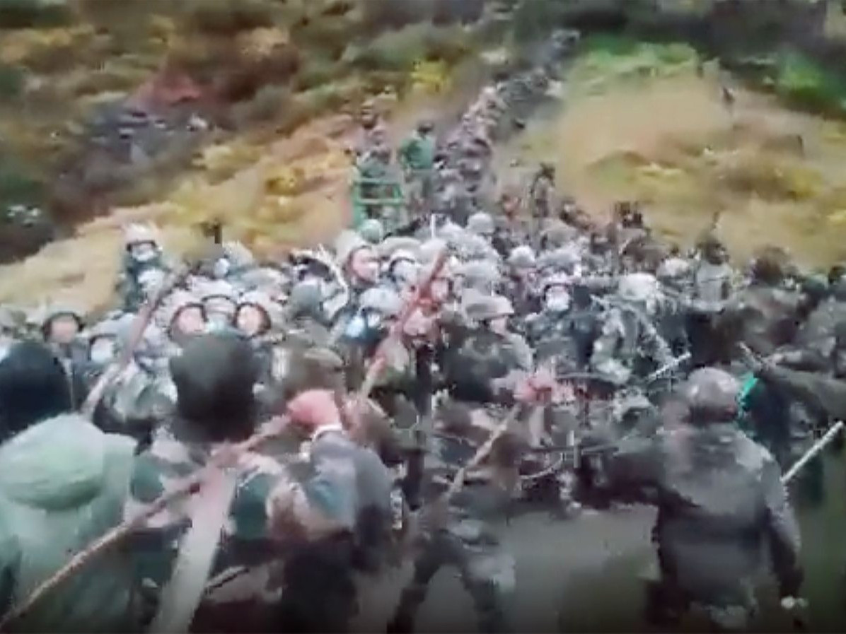 ВИДЕО: Хятад, Энэтхэгийн цэргүүд хилийн ойролцоо зодолдсоныг нь нотлох бичлэг цахим сүлжээнд цацагджээ