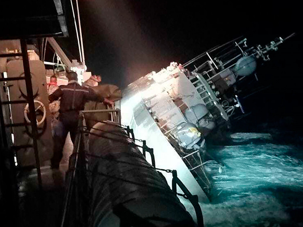 ВИДЕО: Тайландын тэнгисийн хүчний хөлөг живж 31 далайчин сураггүй болжээ