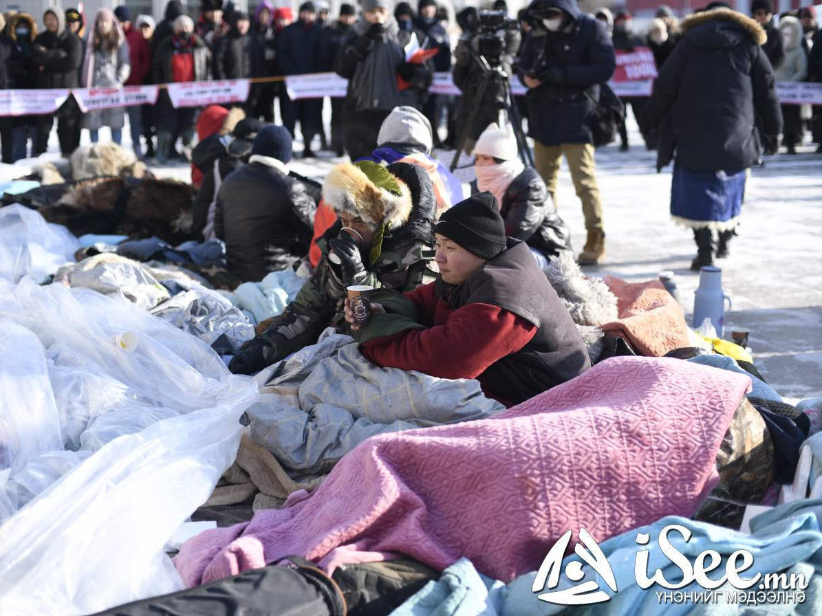 ШУУРХАЙ: Төв талбай дээр жагсаж байсан 17 настай эмэгтэй осголтын өмнөх байдалтайгаар эмнэлгийн анхны тусламж авчээ