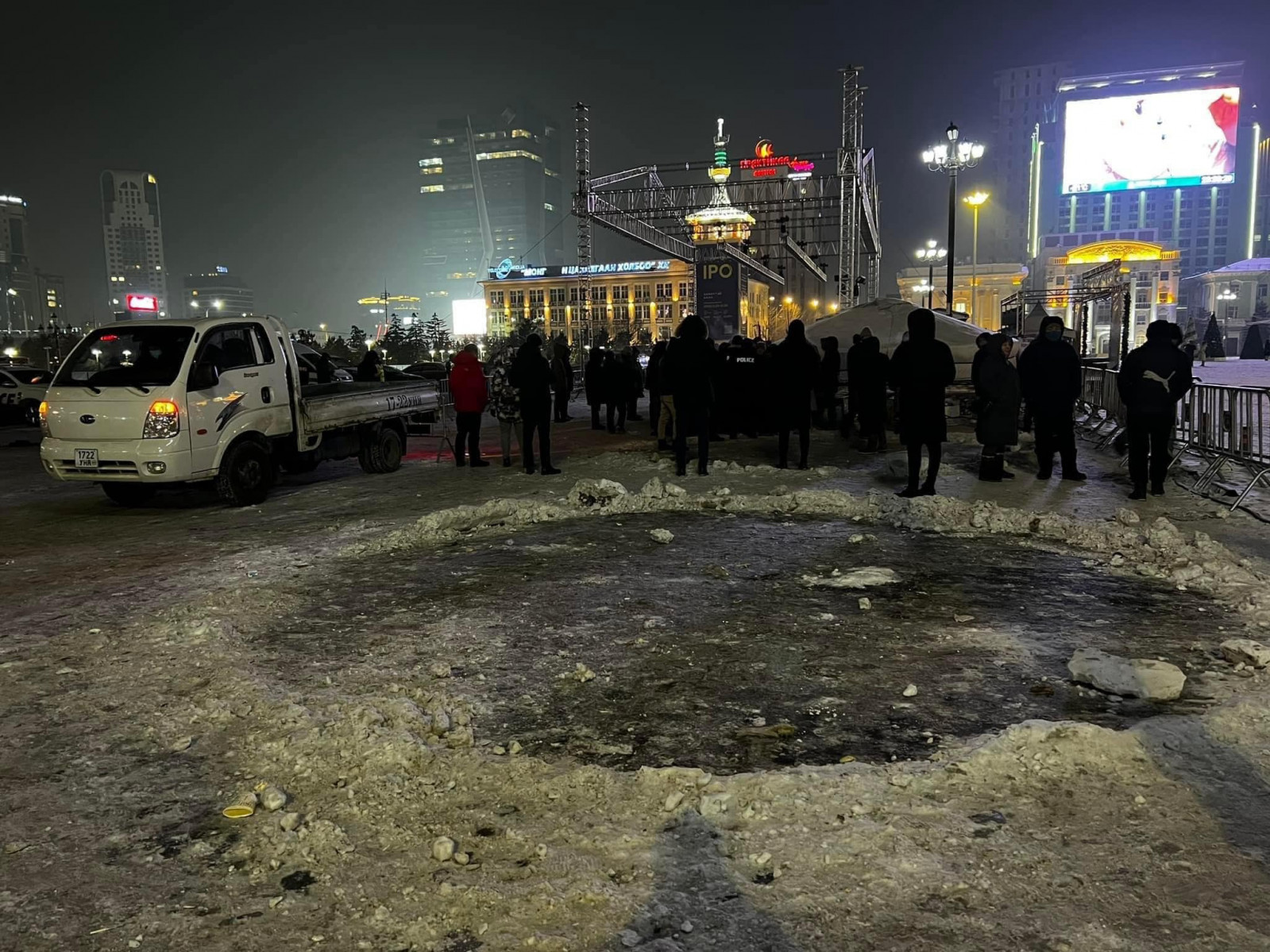 НЗДТГ-аас жагсагчдад барьж өгөөд байсан гэрт "жагсаалын зорилгогүй иргэд" цугларч буй тул өнгөрсөн шөнө албадан буулгажээ