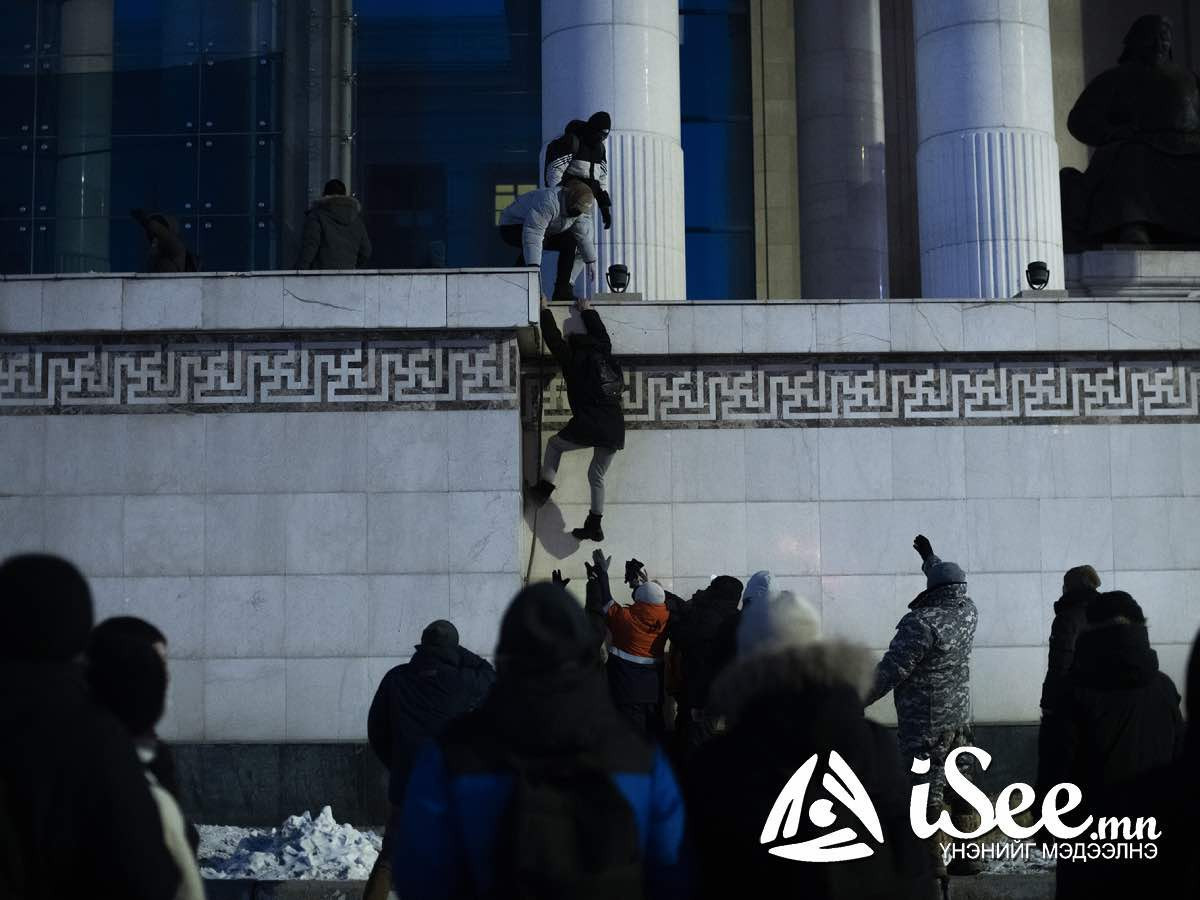 Төрийн ордон руу нэвтэрч, бусдын эд хөрөнгөд халдсан хэргээр саатуулсан 7 иргэнийг үргэлжлүүлэн хорих шаардлагагүй хэмээн суллажээ