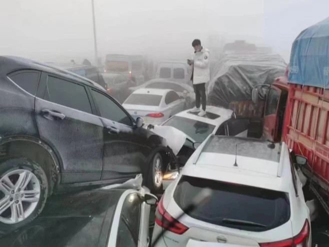 ВИДЕО: Хятадад 200 гаруй автомашин мөргөлдсөн осол гарч, нэг хүн амь насаа алджээ
