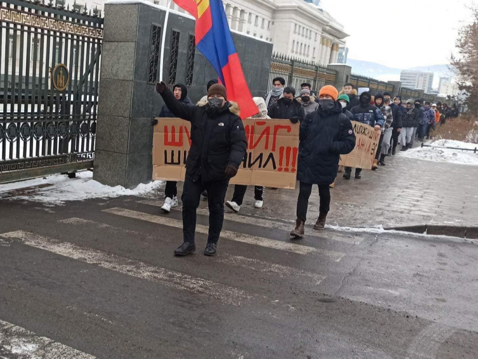 ВИДЕО: 10 тэрбумыг хадгалж байгаад баригдсан С.Батдөлийг сулласны эсэргүүцэн иргэд УДШ-ийн гадна жагсав