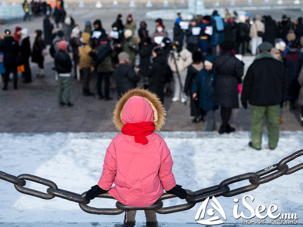 ФОТО: Сүхбаатарын талбайд “Хүүхдийн мөнгийг хүүхэд бүрд” иргэдийн жагсаал болж байна