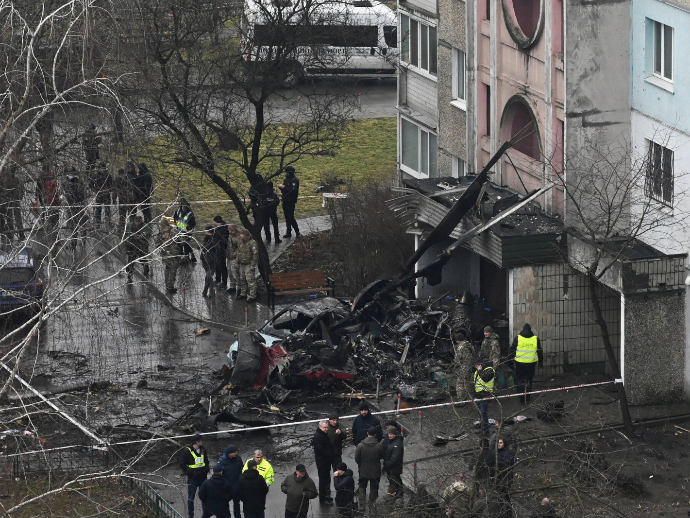 ВИДЕО: Украины дотоод хэргийн сайдын зорчиж явсан нисдэг тэрэг хүүхдийн цэцэрлэгтэй ойр осолдож, нийт 14 хүн амь үрэгджээ