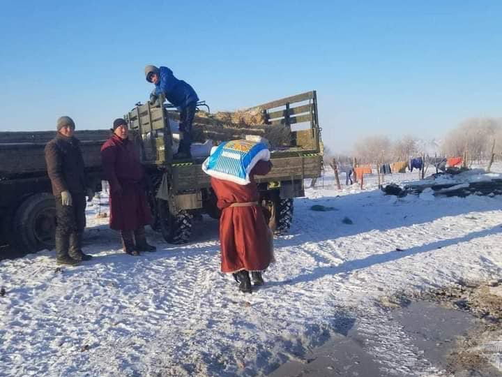 Өвөлжилт хүндэрсний улмаас зарим айл өрхүүд цасанд боогдож өвс, тэжээлээ тээвэрлэх боломжгүй болжээ
