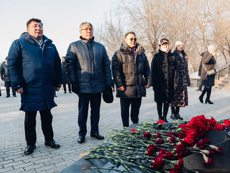 ОХУ-д удаа дараа очиж, цэцэг өргөх болсон Булганы засаг дарга Б.Ариун-Эрдэнэ ЗГ-ын “Нэг цонх”-ны гадаад бодлогыг зөрчиж байгаа юу