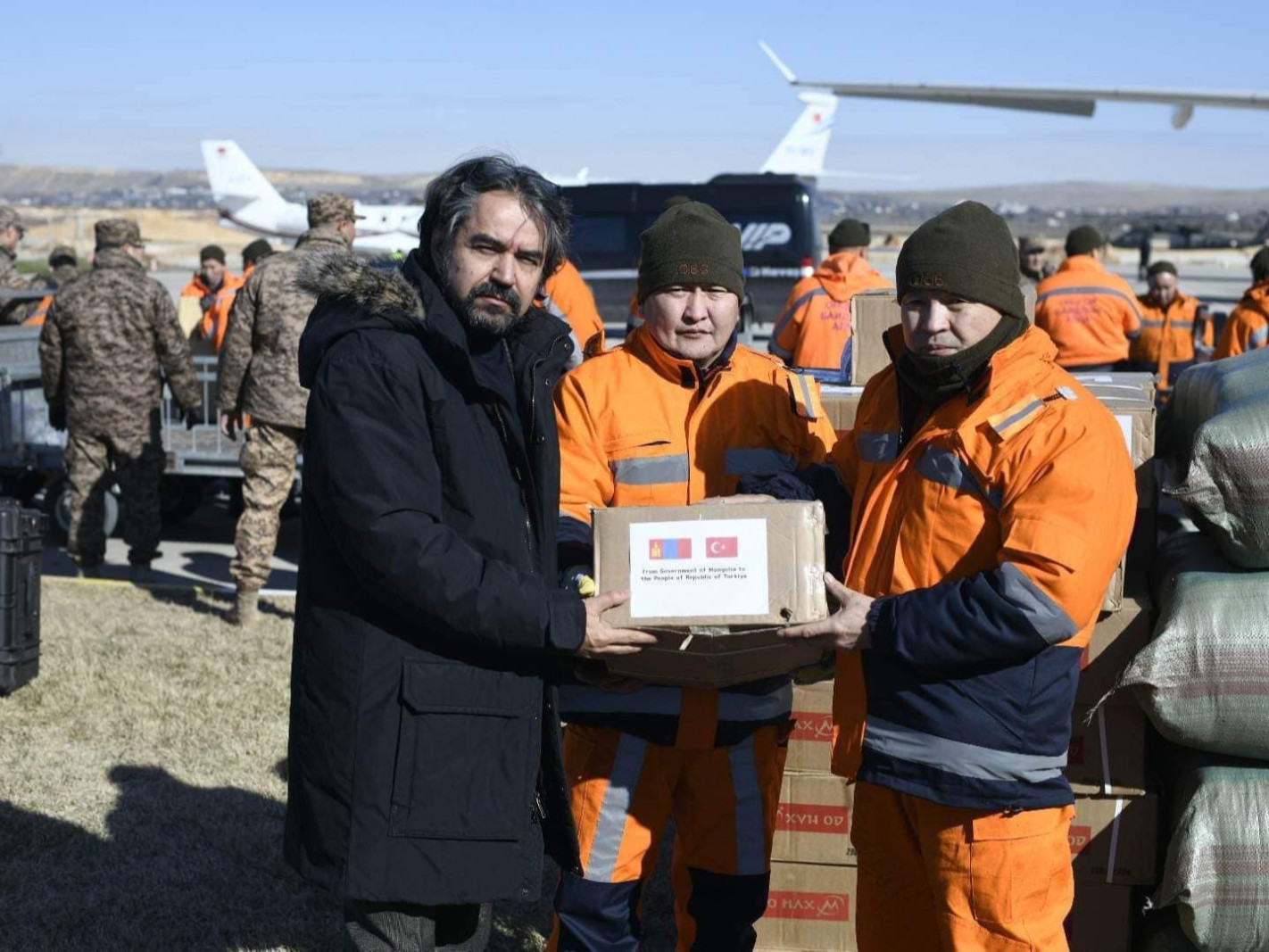 ФОТО: Турк улсыг зорьсон аврах баг Засгийн газраас илгээсэн тусламжийн бараа бүтээгдэхүүнийг хүлээлгэн өглөө