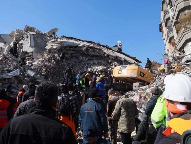 АВРАГЧ: Нурангид дарагдсан эмэгтэйг маш нарийхан зайгаар олон цаг мөлхөж аварлаа. Өөрөө ч эрсдэлд орох болов уу гэсэн айдастай байсан