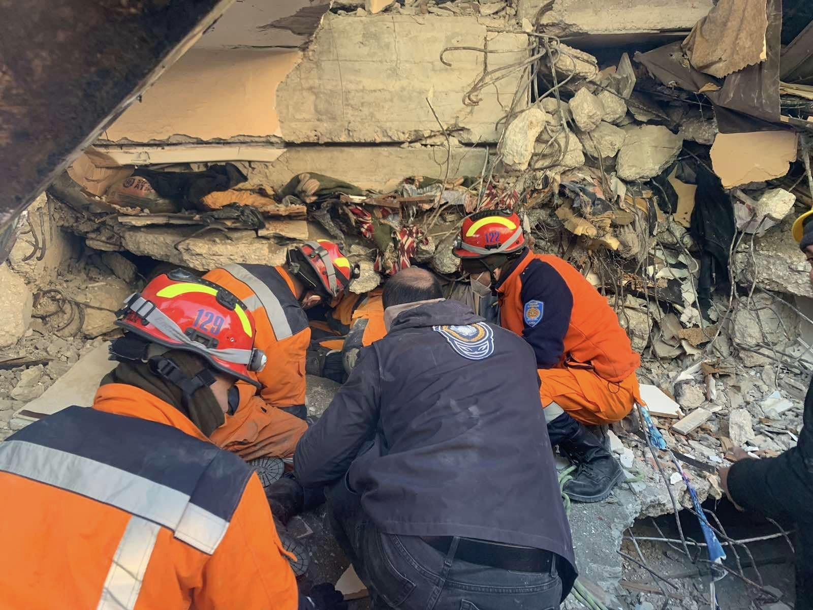 Туркт ажиллаж буй Монголын аврах баг 89 хүнд эмнэлгийн туслалцаа үзүүлж, 14  цогцсыг гарган, найман иргэнийг эсэн мэнд авраад байна