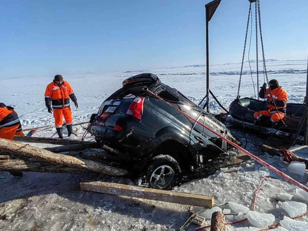 СЭРЭМЖЛҮҮЛЭГ: Мөс цөмөрч, Хяргас нуурт живсэн автомашиныг 18 метрийн гүнээс татан гаргажээ