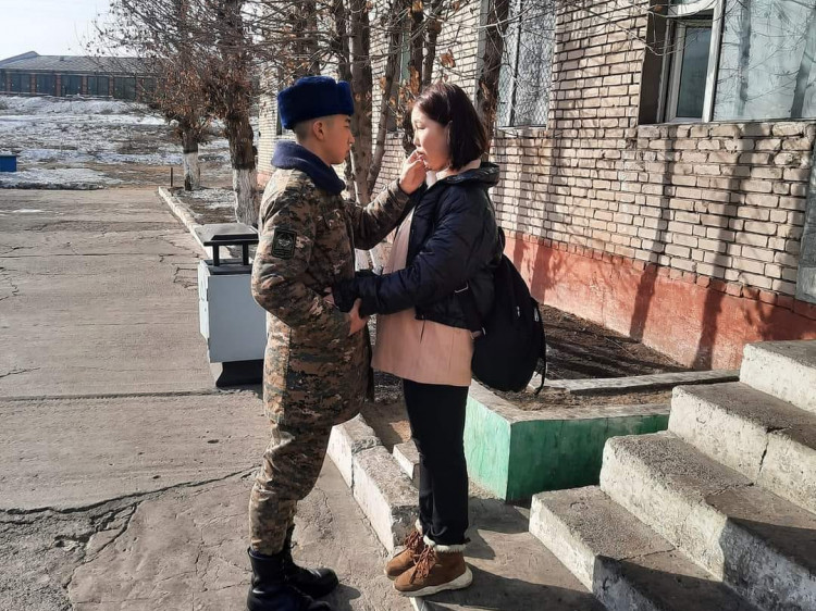 Хугацаат цэргийн алба хааж буй гэр бүлтэй дайчдыг ханьтай нь уулзуулж гэнэтийн бэлэг барьжээ /ВИДЕО/