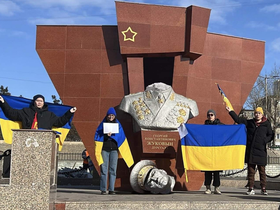 Оросын суртал ухуулга болох "Жуков"-ын хөшөөг буулгахыг "No war" хөдөлгөөний залуус шаардав