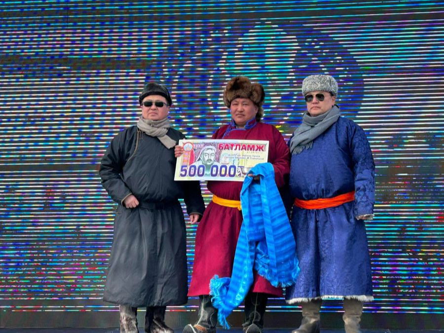 Мөсний баярыг санаачлагчдын нэг байгаль хамгаалагч Ж.Төмөрсүхэд хүндэтгэл үзүүллээ