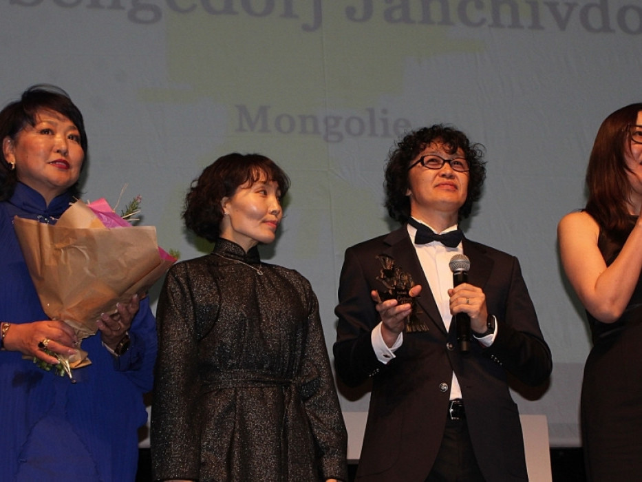 “Худалдагч охин” кино “Vesoul Film festival in Asian Cinema” фестивалийн шилдэг кино болж "Алтан дугуй" цом хүртлээ