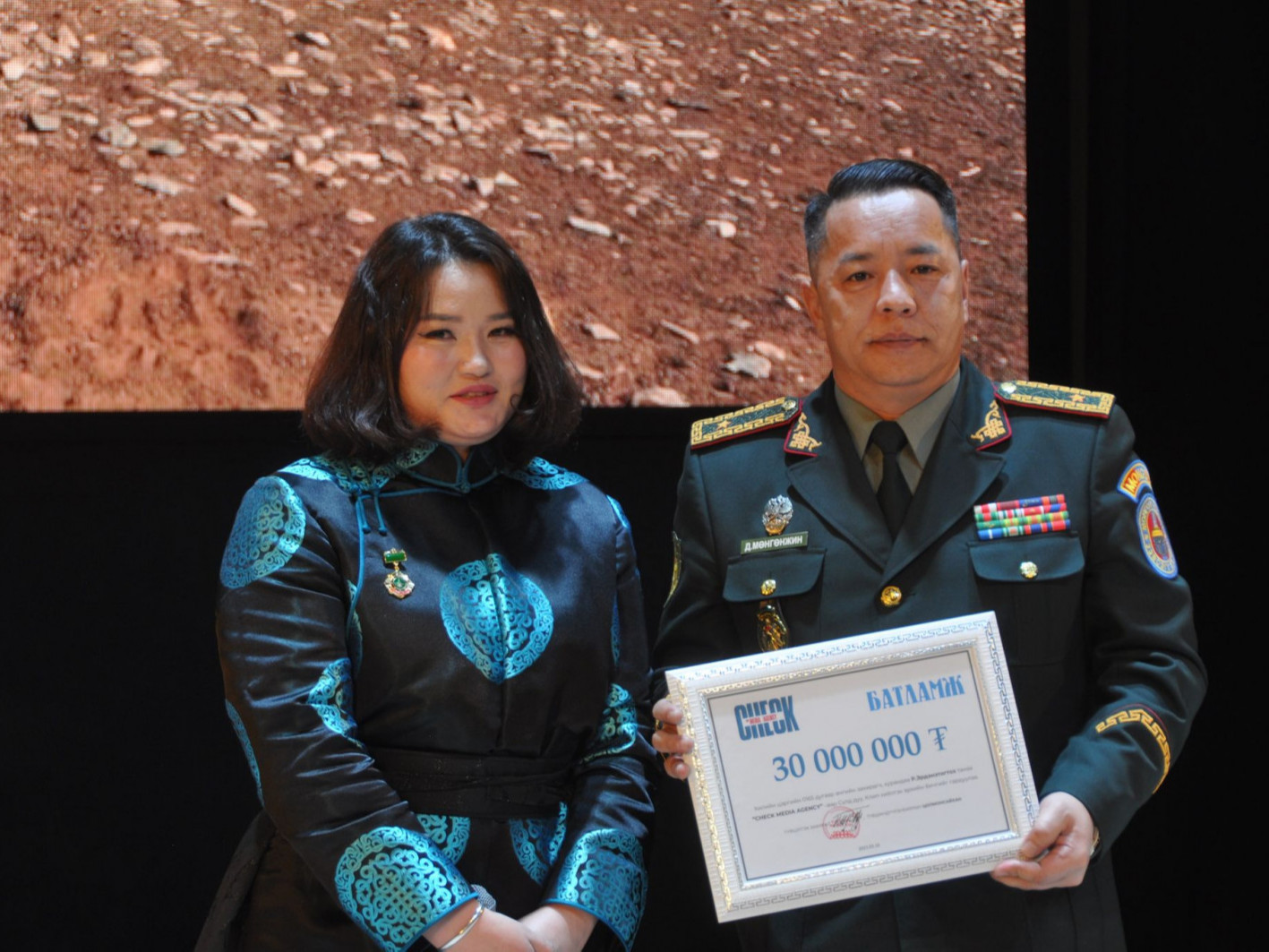  “Чек медиа агентлаг” хилийн цэргийн 0165 дугаар ангид 30 сая төгрөгийн эрх бэлэглэлээ