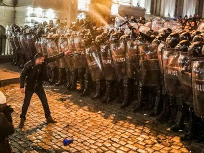 Гүржид өрнөсөн эсэргүүцлийн жагсаалд ард түмэн нь ялж, эрх баригчид хуулиа татахаар болжээ