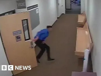 ВИДЕО: АНУ-ын Орегон мужид хүн амины хэргийн сэжигтэн шүүх хурлын тахимаас зугтаажээ