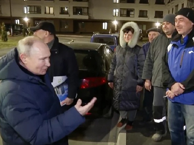 ВИДЕО: В.Путиныг Украины Мариуполь хотод очиход нэгэн эмэгтэй "Энэ бүхэн худал шоу" гэж хашгирчээ