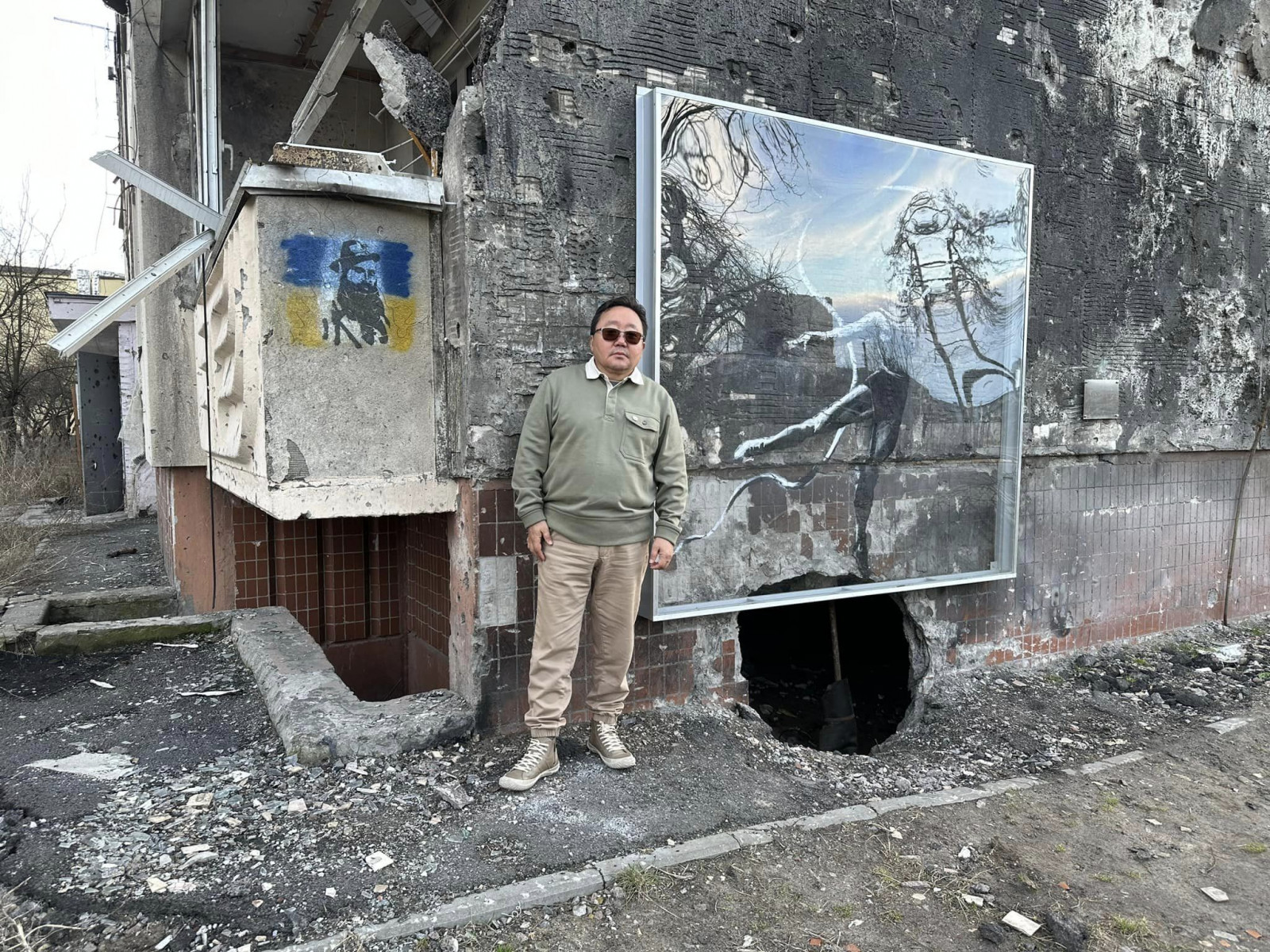 БИДНИЙ ТУХАЙ: "Ц.Элбэгдорж тэнүүчилж яваад Украинд очиж, туг далбаатай нь хамт зургаа авхууллаа" гэж Оросын суваг мэдээлжээ