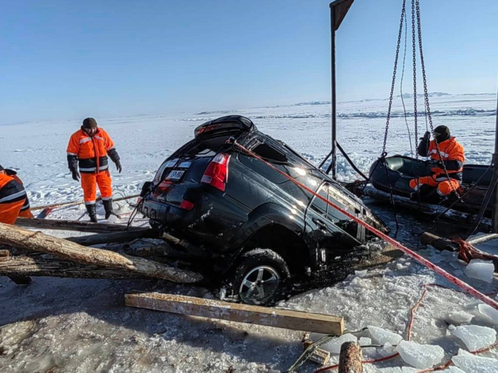 СЭРЭМЖЛҮҮЛЭГ: Туул голын мөс цөмөрч хоёр зорчигчтой суудлын автомашин суусан байсныг татан гаргажээ