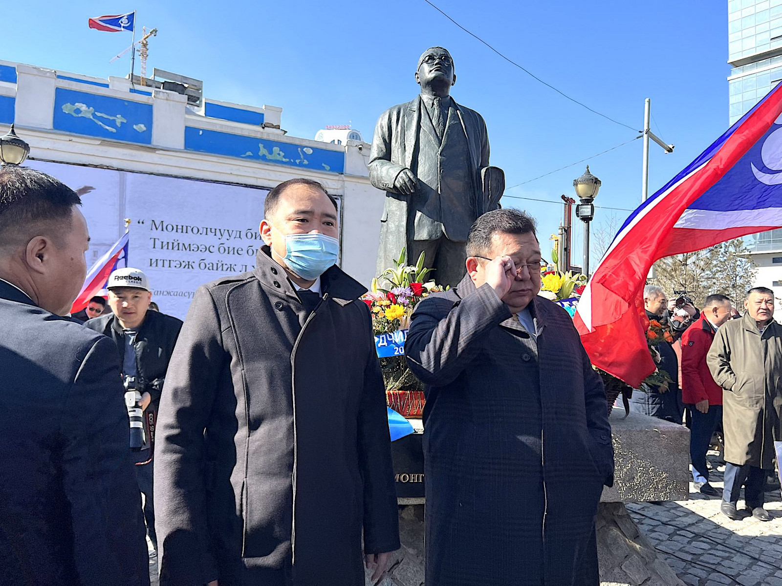 "АН-ын дэд дарга, ХЭГ-ын дарга, Архангай, Баянгол дүүргийн намын даргад С.Эрдэнэ хүнээ томилно" гэх гэрээг Л.Гантөмөртэй хийж, түүнийг хүлээн зөвшөөрчээ