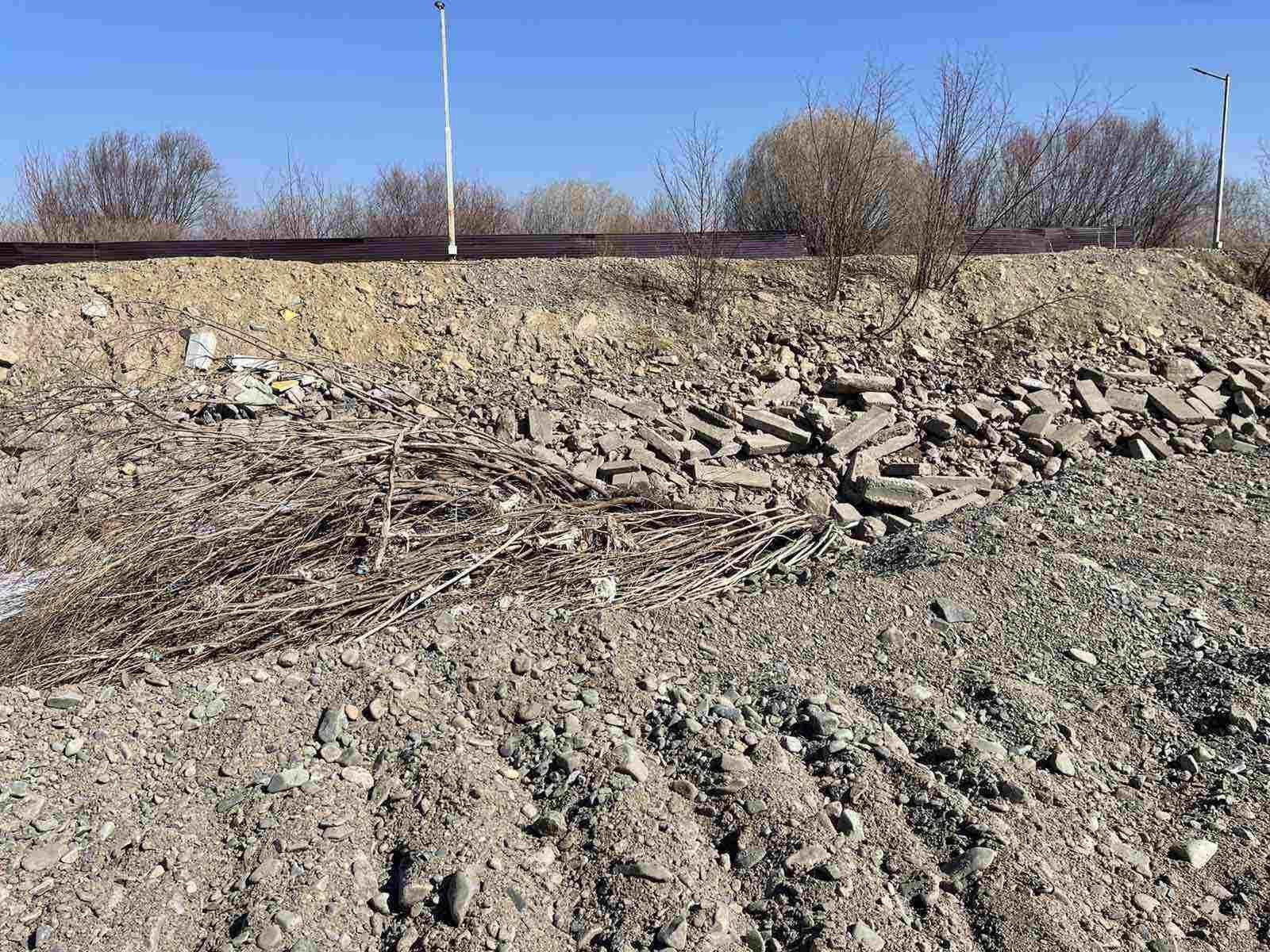 Туул голын голдиролд шороогоор далан үүсгэсэн компанийг 3 сая төгрөгөөр торгож, үйл ажиллагааг зогсоожээ