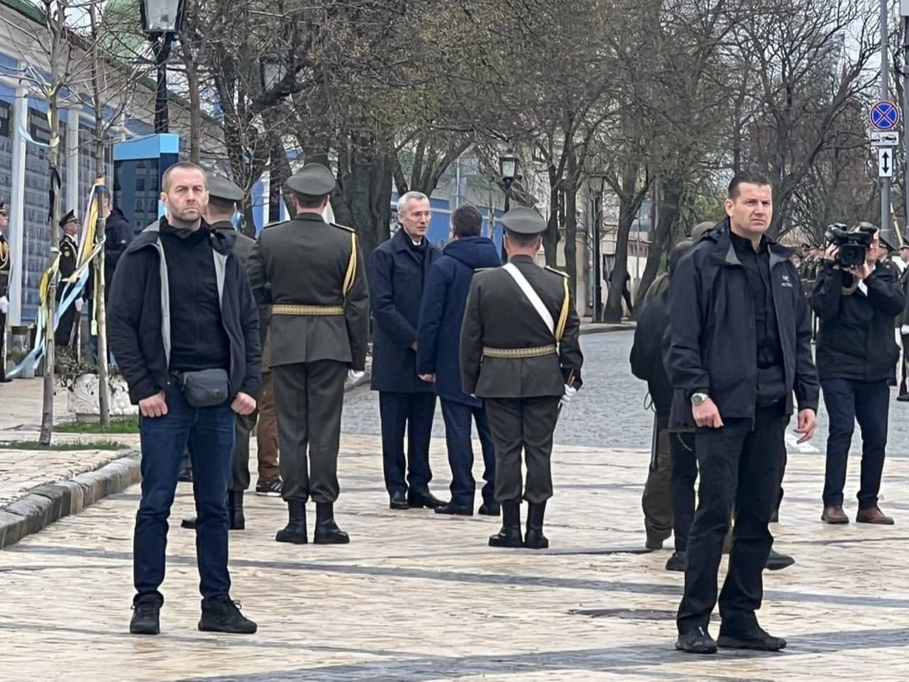 ВИДЕО: НАТО-ын тэргүүн Украинд айлчилж, Оросын цэргийн эвдэрсэн техникийг үзжээ
