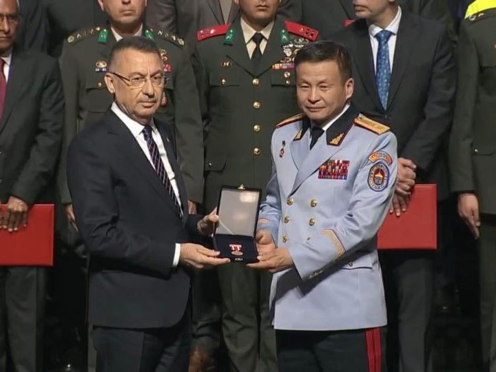 Бригадын генерал Б.Ууганбаярыг БНТУ-ын Ерөнхийлөгчийн “Хүмүүнлэгийн үйлсийн хүндэт медаль”-иар шагнажээ 