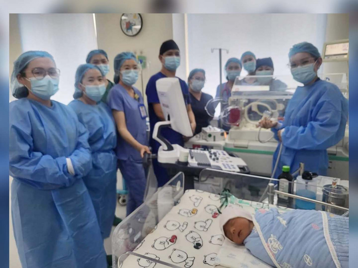 Монгол эмч нар 1.4 кг нярайн судсанд гуурс тавих мэс засал хийлээ